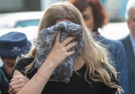 O tânără violată în grup de 12 bărbaţi vrea să-şi facă dreptate, după ce a fost aruncată după gratii